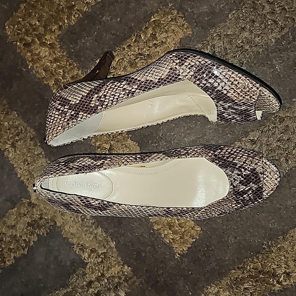 Calvin Klein size 8m